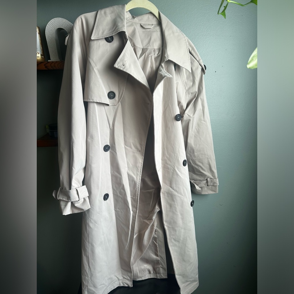 Khaki colored trench coat - Size: Large - Brand new